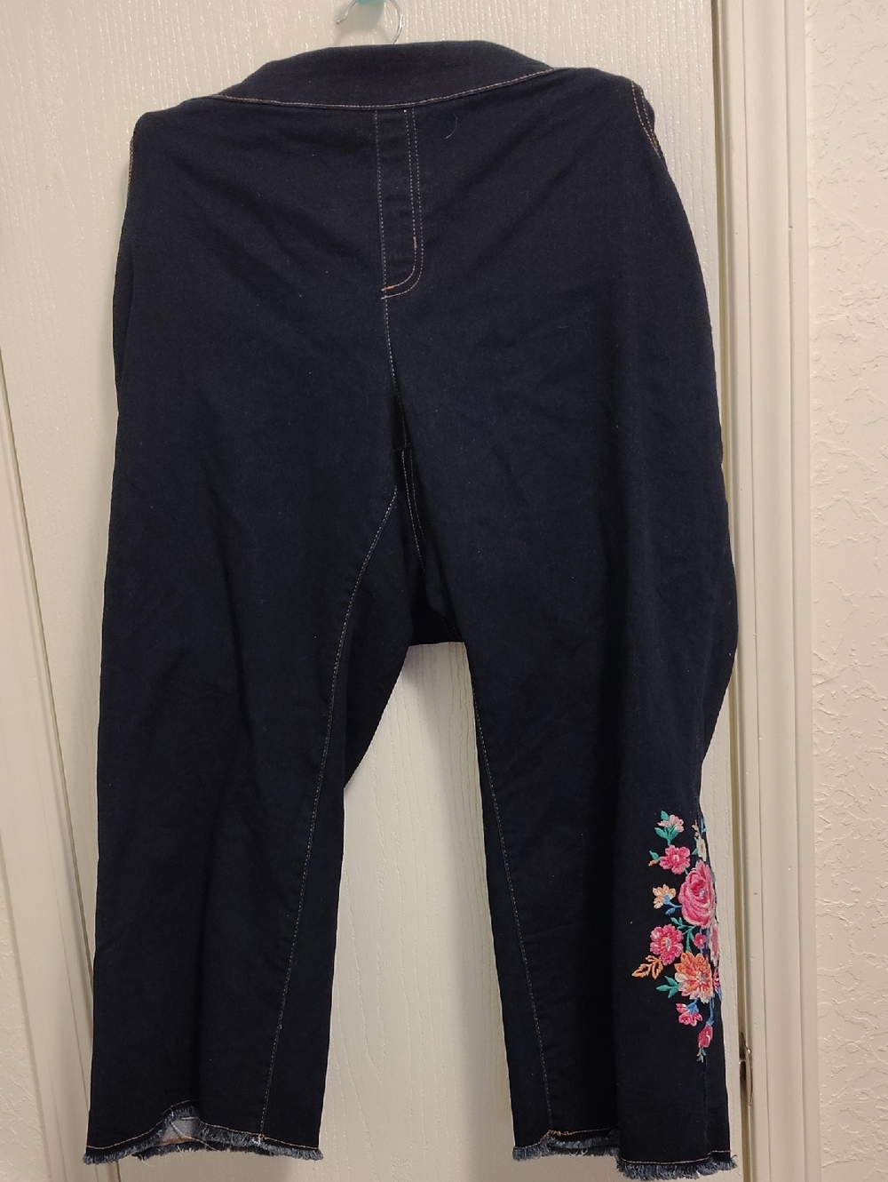 Pioneer Woman Denim Stretch Floral Embroidered Capri Pants